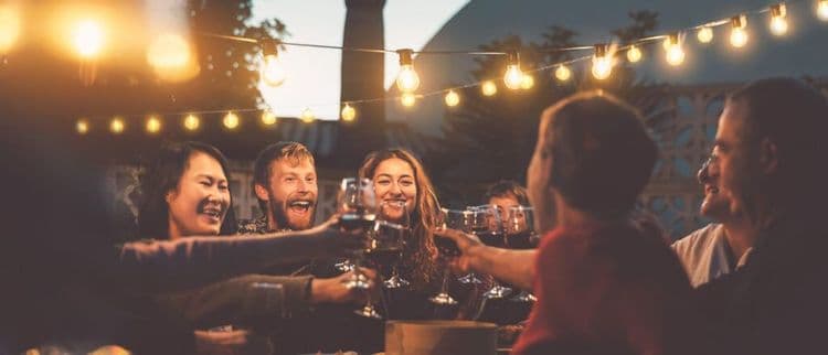 Why Screenless Hangs Are Replacing Instagram Stories